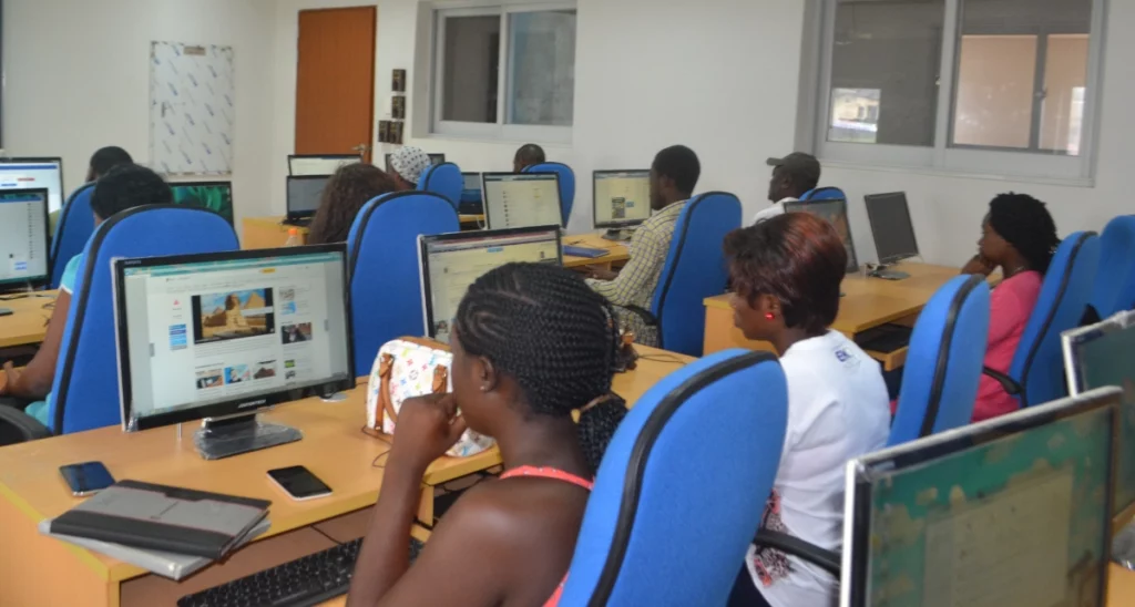 Ghanese vrouw die op computers werkt