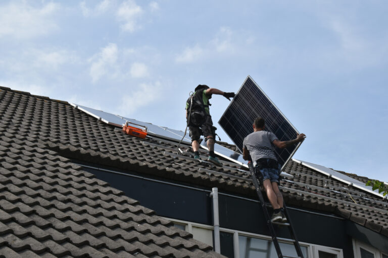 Zonnepanelen monteur aan het werk in de energietransitie